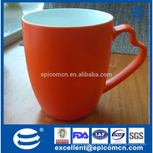 Nueva taza de color naranja mate de china hueso con mango único